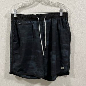 Vuori Banks short size large